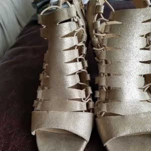 VINCE CAMUTO BRIAZ  gold leather bootie  sz 8